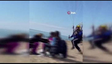 Paramotor sahilde yere çakıldı... Aile son anda kurtuldu