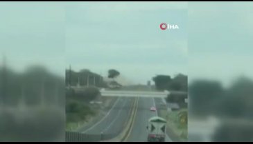 Meksika'da arızalanan uçak otoyola acil iniş yaptı