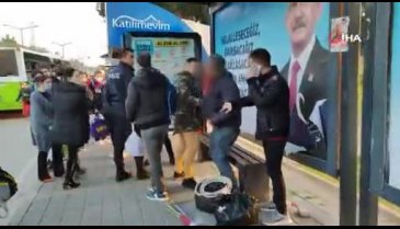 Kendisini taciz eden kişiyi durakta tekmeledi