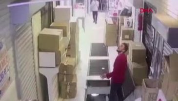 İstanbul'da telefonuna bakarak yürürken aşağıya düştü