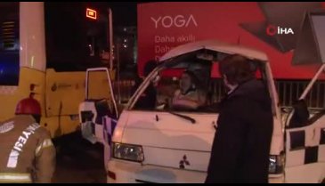Zincirleme kaza! 2 kişi araç içerisinde sıkıştı