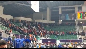 Bursa'da Fenerbahçe Beko - Galatasaray Nef derbisinde salon karıştı!