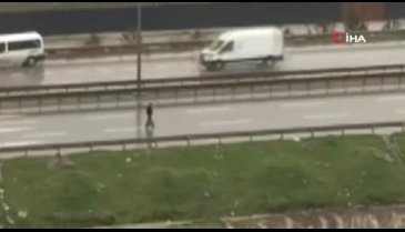 Bursa çevreyolunda orta şeritte yürüyerek tehlike saçtı
