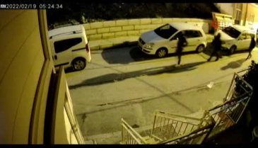 Evine giren hırsızları bağırarak kaçırdı