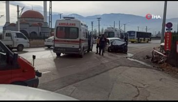 Bursa'da hakimiyetini kaybeden sürücü direğe vurarak durabildi