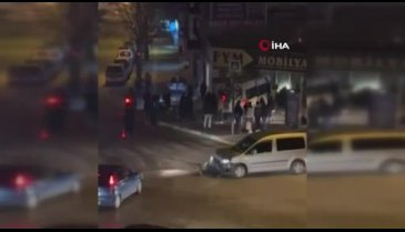 Bursa'da araçla çarpışıp mobilyacıya daldı