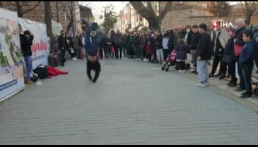 Bursa'da sokak akrobatlarına zabıtadan müdahale