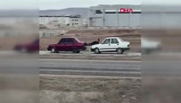 Seyir halindeki aracın üstüne yatıp hayatını hiçe saydı