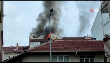 Bursa'da apartmanın çatı katı alevlere teslim oldu