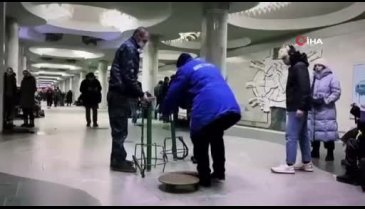 Ukrayna'da halk metro istasyonuna sığındı