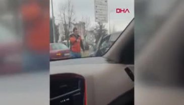 Kadın sürücü ve kurye arasında yol verme kavgası