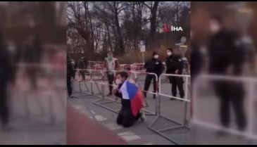 Rus protestocu diz çöküp özür diledi: Biz Putin'i istemiyoruz