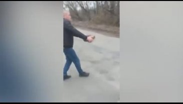 Ukrayna'da akılalmaz görüntüler! Mayını çıplak elle alıp...