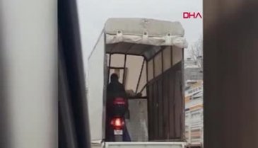 Bursa'da kamyonetin kasasında motosikletle yolculuk