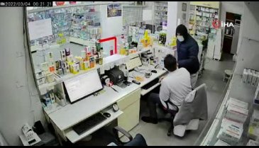 Nöbetçi eczaneyi bıçakla soymaya kalkışan kişi sert kayaya çarptı