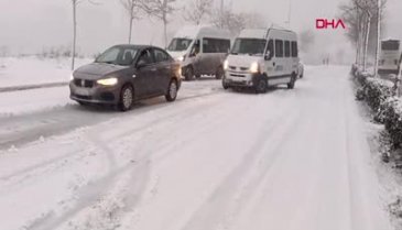 İstanbul'da kayan servis araçlarının kaza anları kamerada