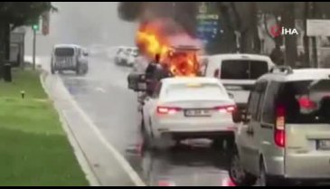 İstanbul'da araç alev alev yandı