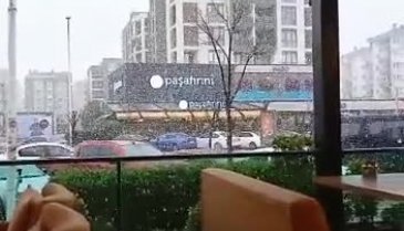 Bursa'da şehir merkezinde kar yağışı başladı!