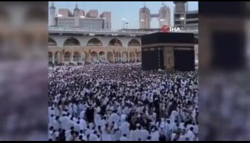 Kabe'de sosyal mesafesiz ilk Cuma namazı