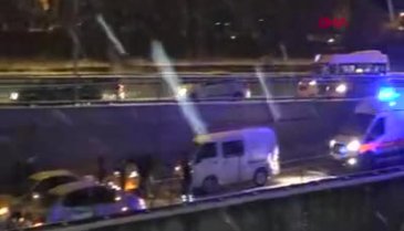 Bursa'da buzlanan yolda 11 araç birbirine girdi!