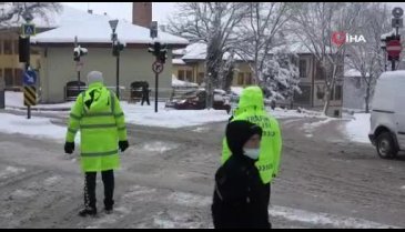 Bursa'da trafik polisleri sürücülerin imdadına yetişti