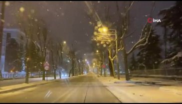 Bursa kent merkezinde kar kalınlığı 14 santimetreyi gördü