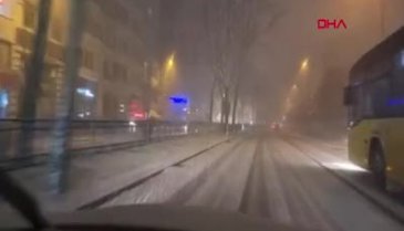 Yürek burkan görüntü! Karlı havada böyle ısındılar...