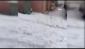 Bursa'da kayganlaşan yolda araç doğalgaz kutusuna çarptı