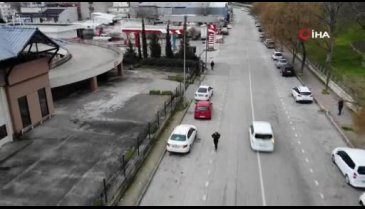Bursa'da kar kış dinlemiyor; her gün evine koşarak gidiyor
