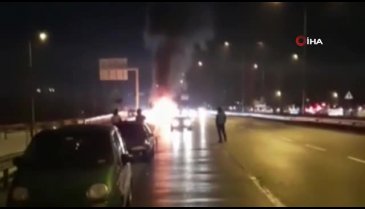 İstanbul'da yanan araç, alev topuna döndü