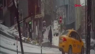 İstanbul Şişli'de karda kaza kamerada