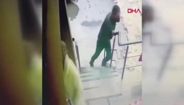İstanbul'da kimseye aldırış etmeden korkulukları çaldı