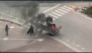 Seyir halindeki otomobil alev alev yandı