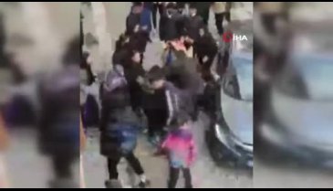 İstanbul'da liseli kızların kavgası kamerada