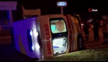 Ambulansla otomobil çarpıştı: 3 sağlıkçı yaralandı