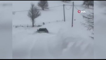 Bursa'da karın boyu 1 metreyi aştı, araçlar kara gömüldü