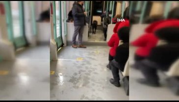 Soğuktan üşüyünce tramvaya sığındı