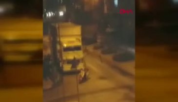 İstanbul'da sokak ortasında tekmeli yumruklu kavga