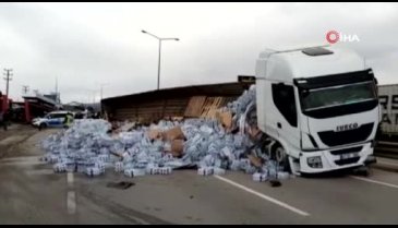 Bursa'da su yüklü tırla otomobil çarpıştı
