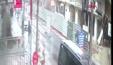 İstanbul'da bina çöktü! O anlar kamerada