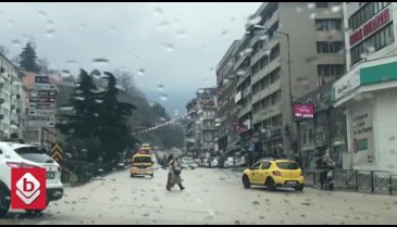 Bursa'da korkutan görüntüler! Yayalar trafiğe atlıyor (ÖZEL HABER)