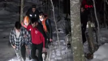 Bursa'da Uludağ'da yere düşen Türk bayrağını tekrar göndere çeken 3 genç tepede mahsur kaldı
