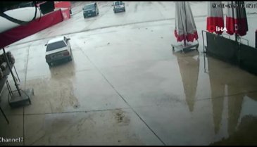 El freni çekilmeyen otomobilden film sahnesi gibi görüntüler