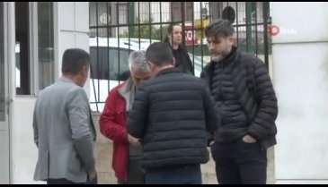 Mahra'nın babası cenaze aracının önüne oturdu