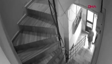 İstanbul'da kurye apartmanın merdiven boşluğuna idrarını yaptı