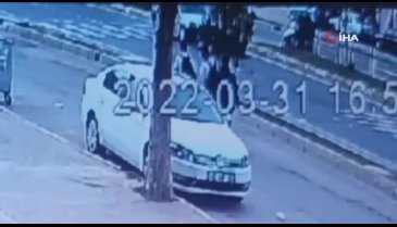 Motosiklete hafif ticari araç çarptı: 1'i ağır 2 yaralı