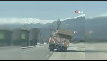 Bursa'da sunta yüklü kamyonetin tehlikeli yolculuğu