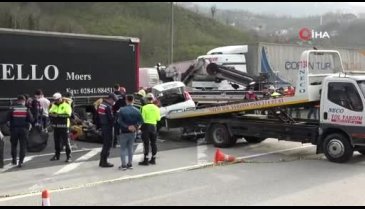 Tıra çarpan otomobilde feci son: 2 ölü 1 yaralı