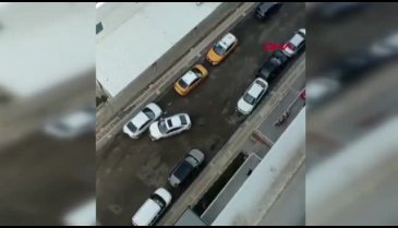 Ailesine kızdı, 7 araca çarpıp babasını dövdü