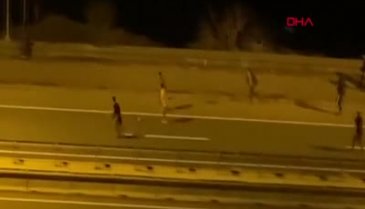 Gençlerin karayolundaki tehlikeli oyunu